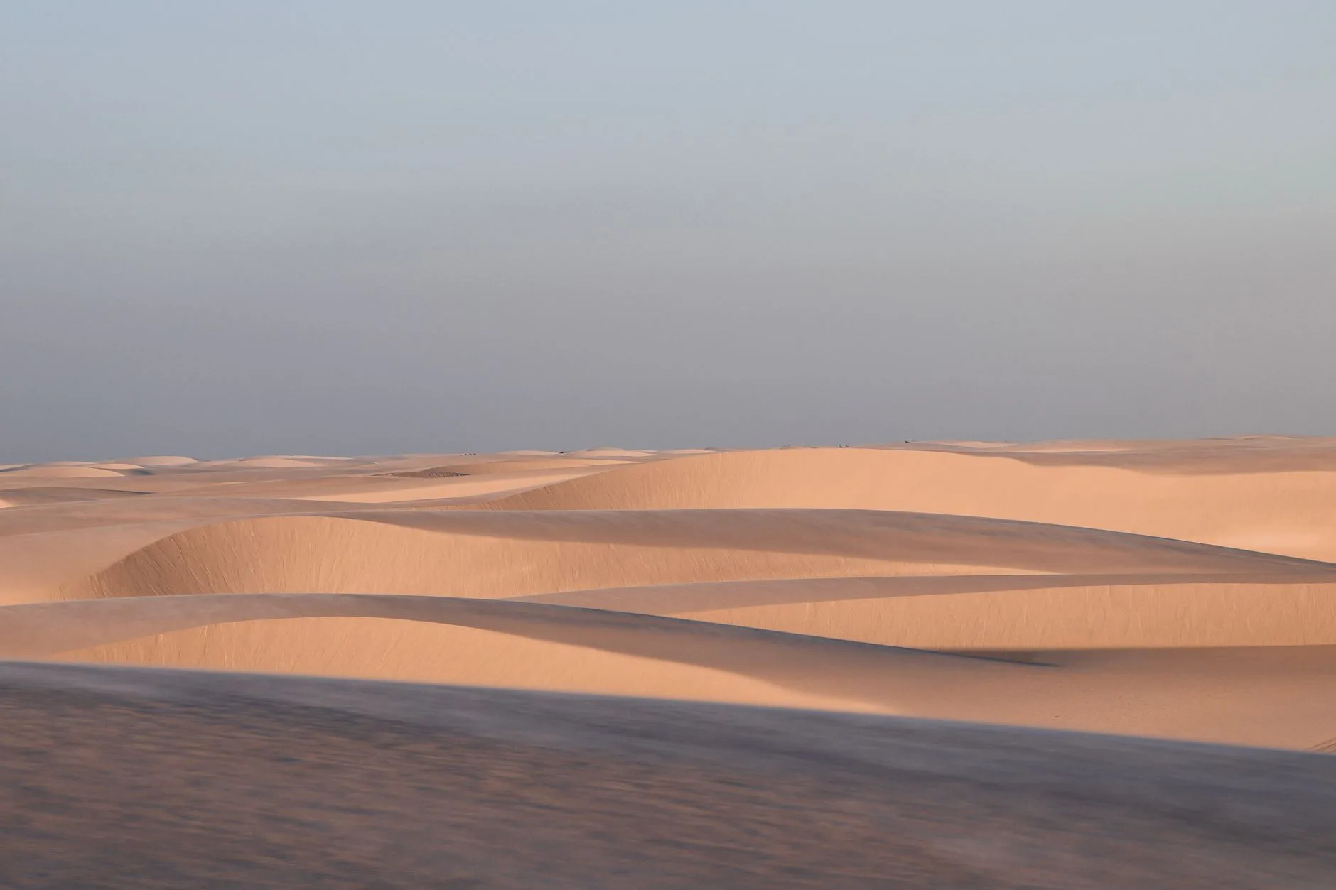 Dunes de sable à Boa Vista, île exposée à la brume saharienne