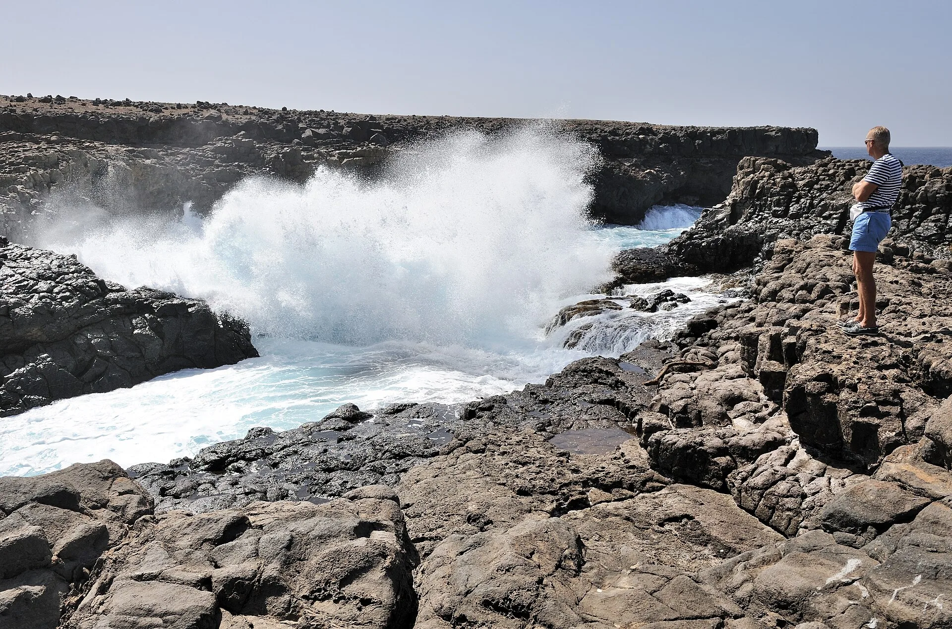Côte volcanique de Buracona à Sal, au Cap-Vert, avec l'océan Atlantique