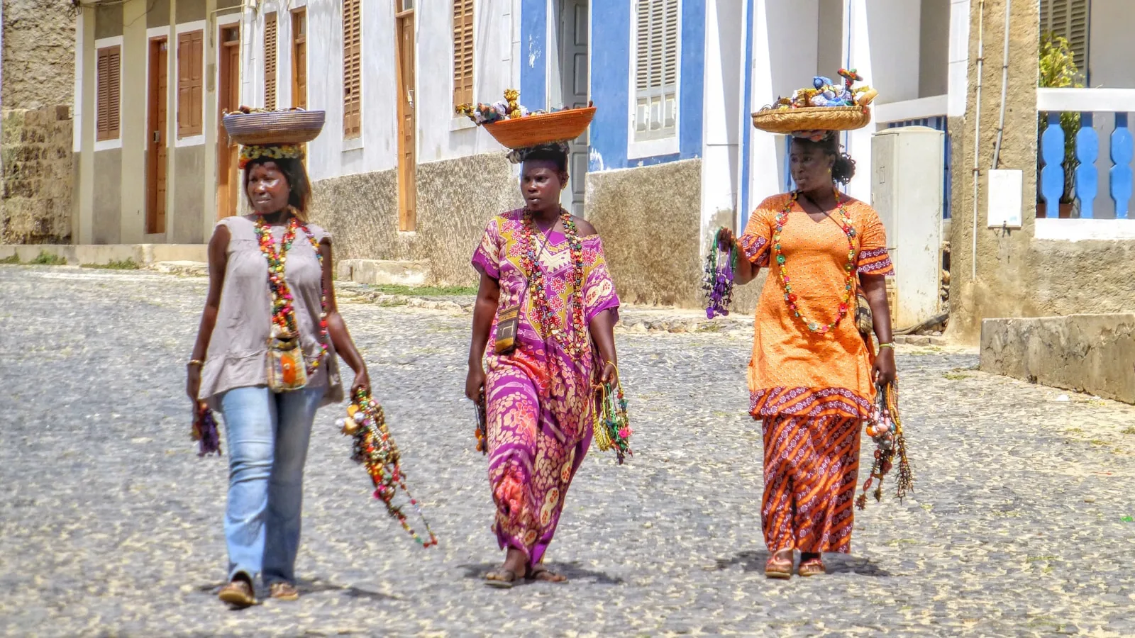 Vendeuses de marché portant des paniers dans une rue du Cap-Vert