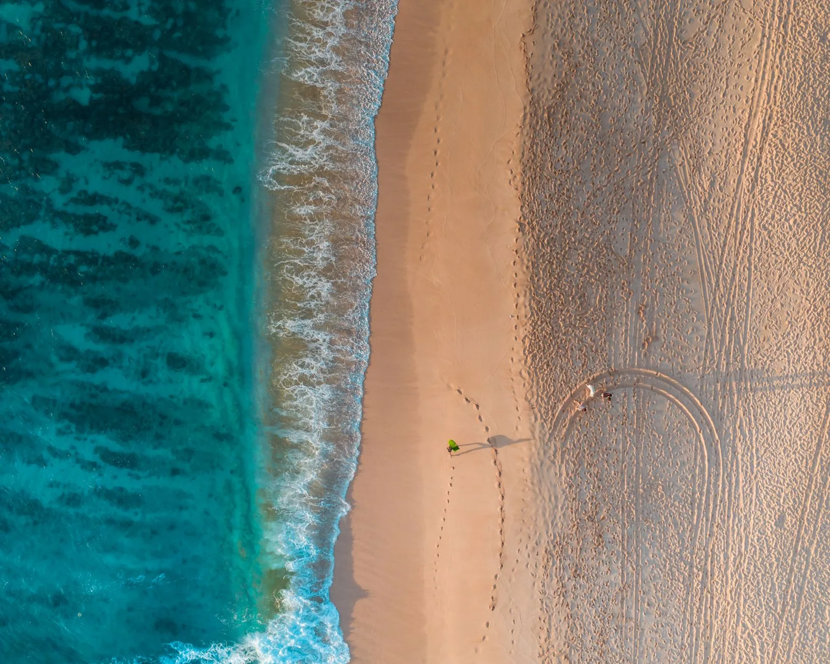 Drone survolant une plage de sable blanc et l'océan turquoise au Cap-Vert
