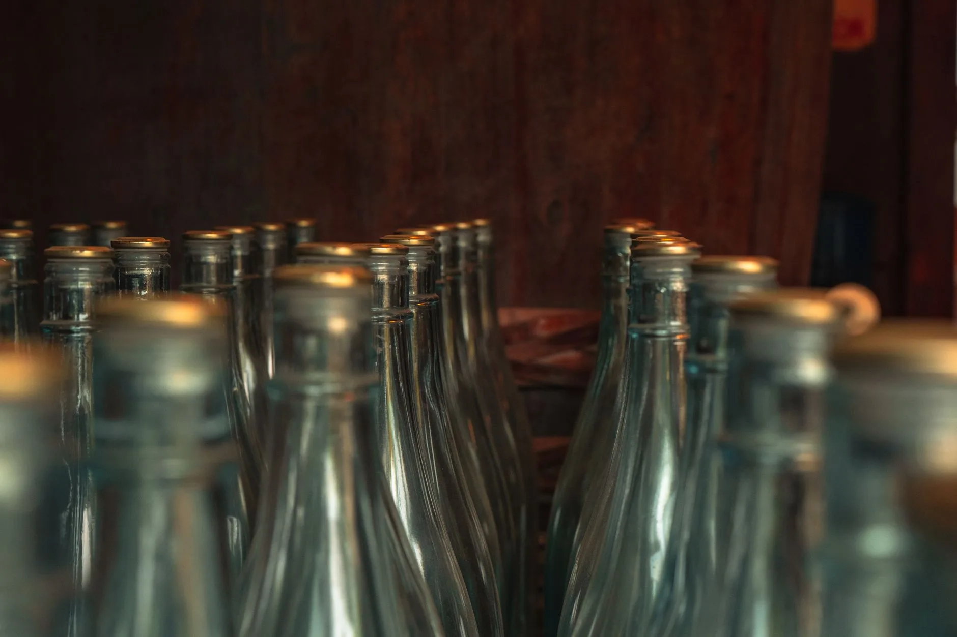 Bouteilles de grogue artisanal et verre de ponche sur un comptoir au Cap-Vert