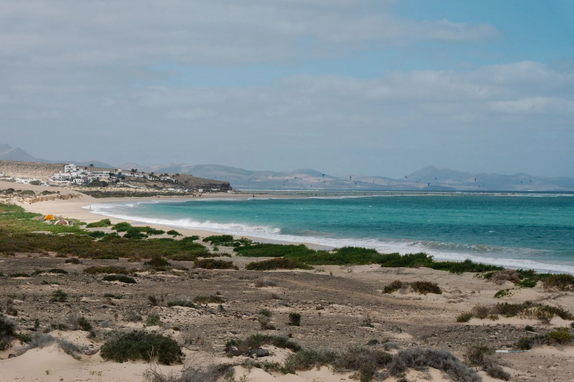 Plage de sable blanc de Boa Vista avec des eaux turquoise et un ciel bleu parfait