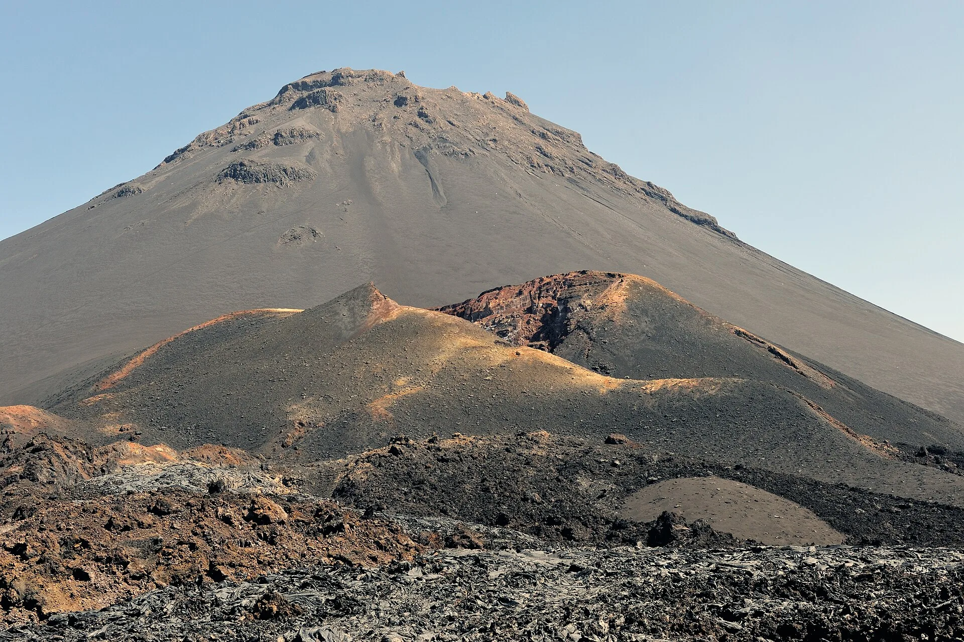 Le Pico do Fogo et ses cônes secondaires dans la caldeira de Chã das Caldeiras, Cap-Vert