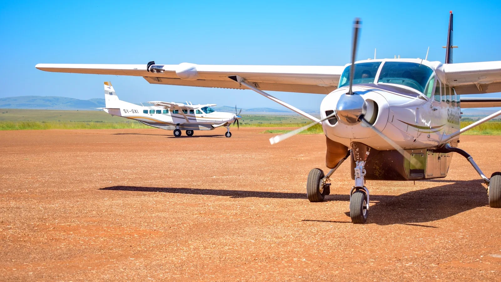 Petits avions type ATR sur le tarmac d'un aéroport régional